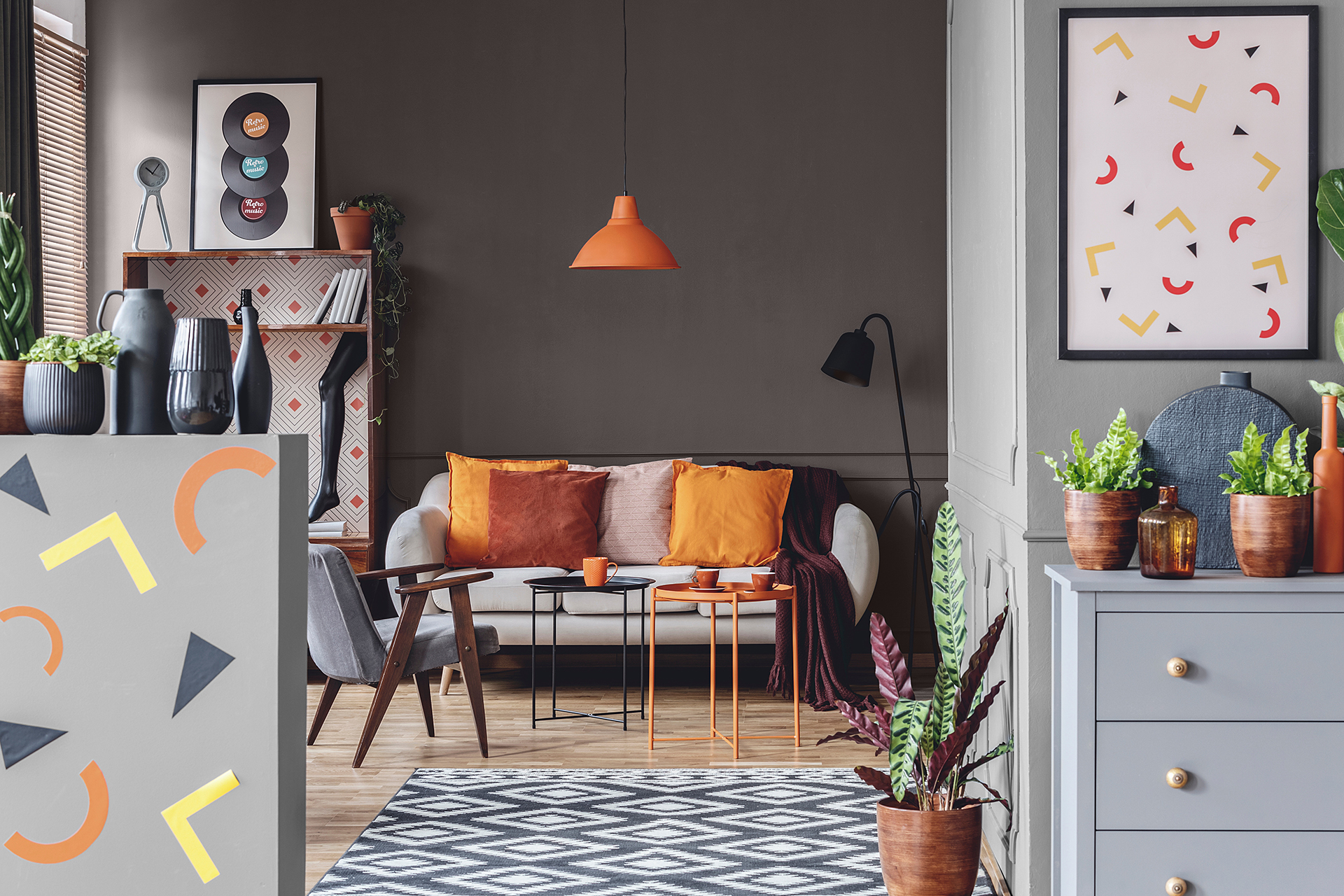 Wśród modnych kolorów 2024 coraz częściej pojawiają się ciepłe odcienie żółte, pomarańczowe, rude i czerwone. Warto je połączyć z neutralną bazą, np. z kolorami C59 Szary Kwarc i C29 Szary Piryd MAGNAT Ceramic na ścianie.