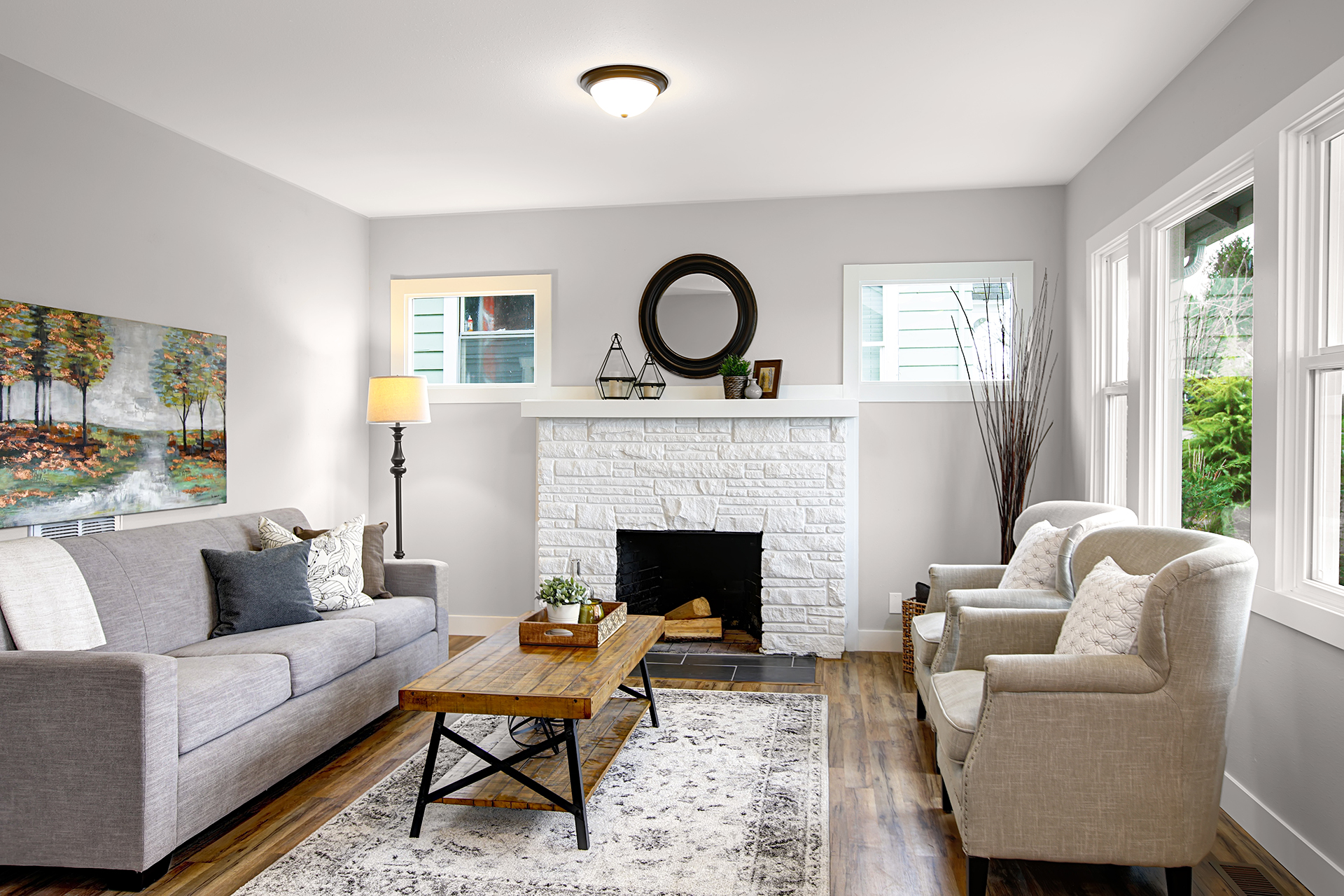 Dom w stylu amerykańskim — wnętrze salonu. Pomysł na kolor ścian to KL17 Jasny Szary MAGNAT #kolorLove.