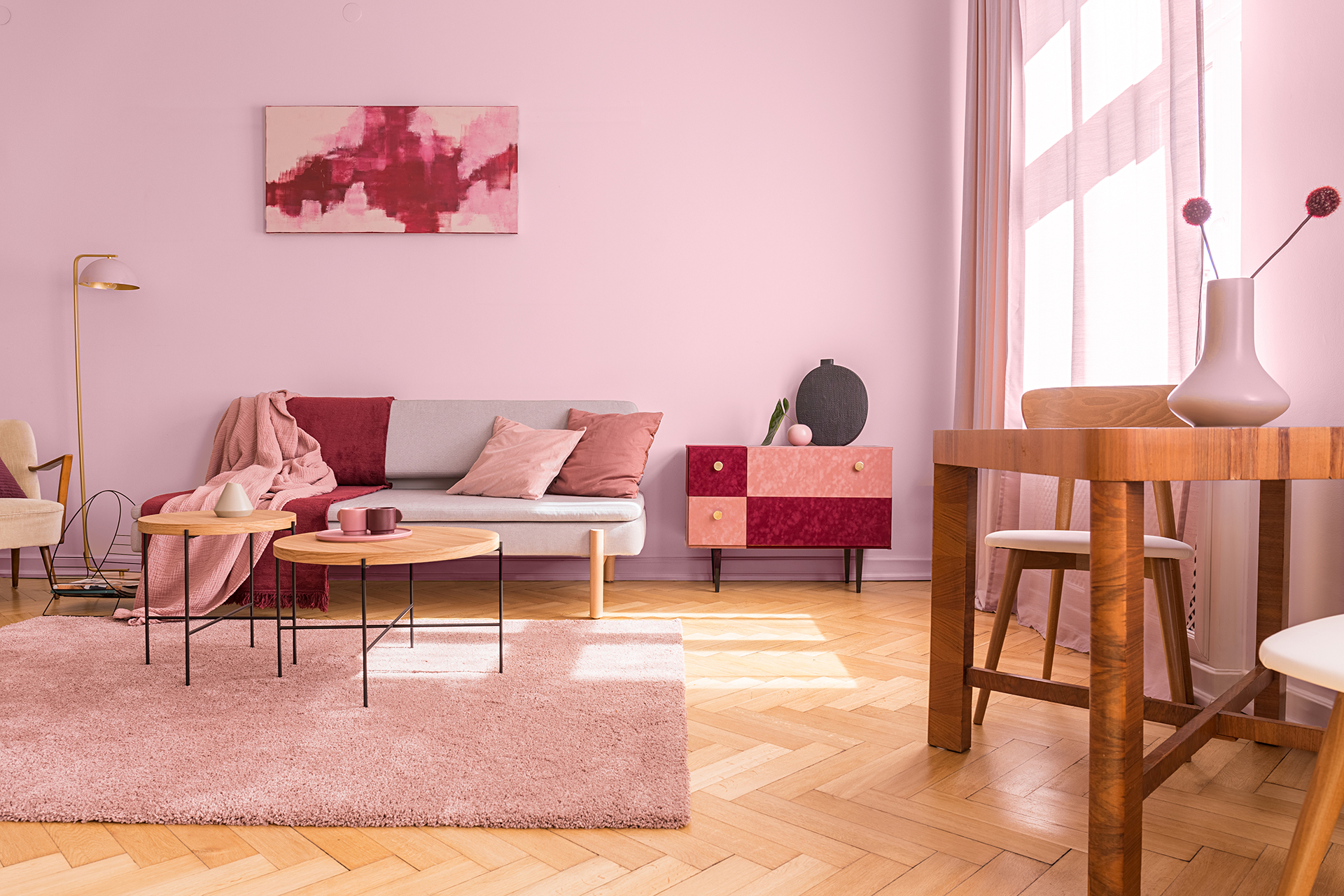 Brudny róż — farba do ścian w salonie. Proponowany kolor to KL33 Różowy MAGNAT #kolorLove.