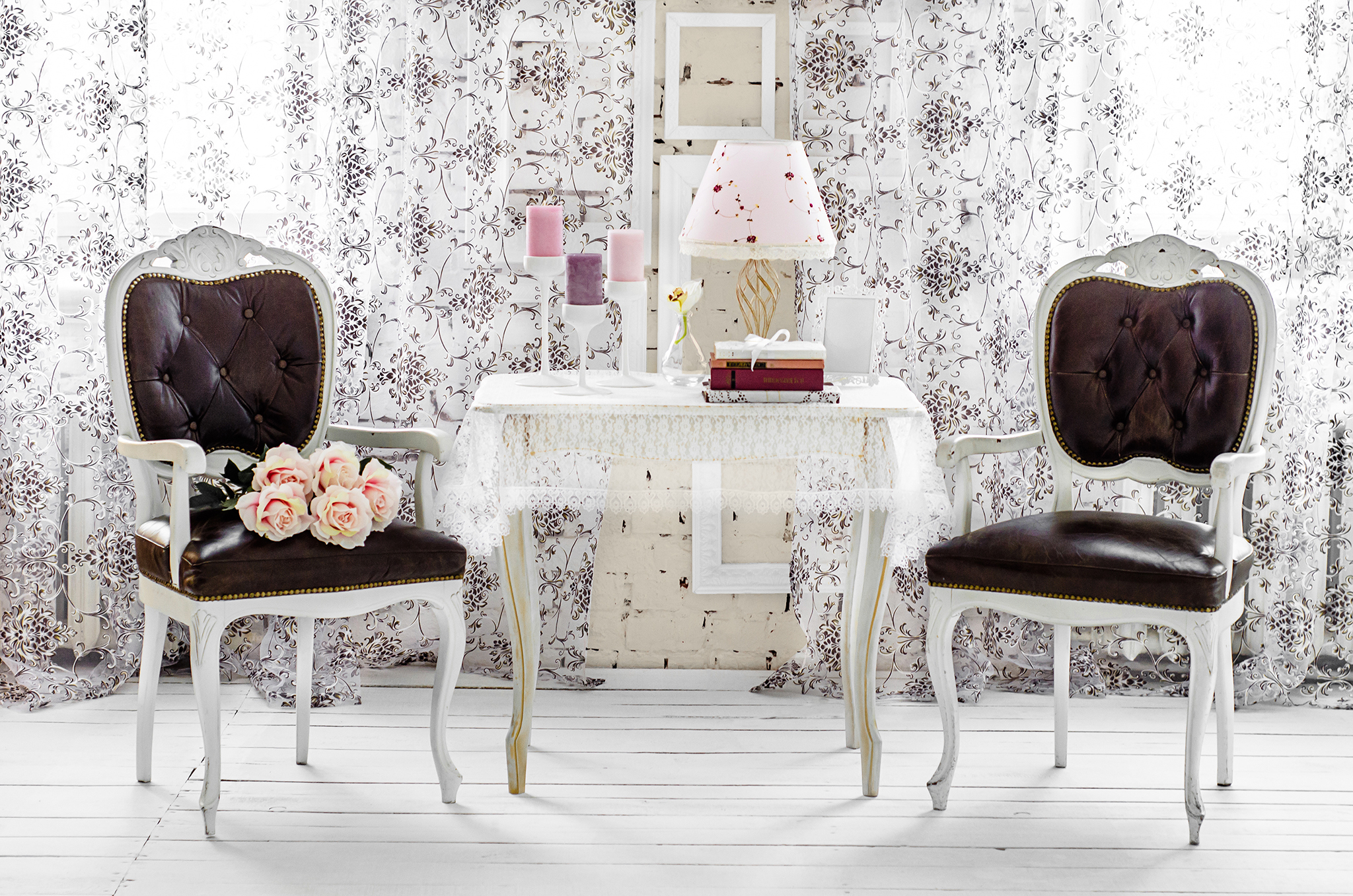 Podstawą stylu shabby chic w salonie i innych wnętrzach jest biel i meble w stylu retro albo pałacowym, wyglądające jak stare i podniszczone. Na ściany wybierz złamaną biel, np. C46 Powabny Diament MAGNAT Ceramic.