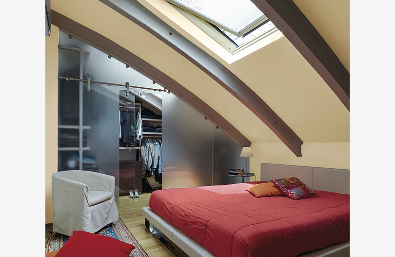Garderoba na poddaszu z oknem i miejscem do spania min.jpg