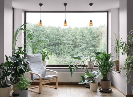 Styl naturalny &ndash; mieszkanie w jasnych kolorach. Propozycja koloru ściany to KL15 Platynowy Szary MAGNAT #kolorLove.