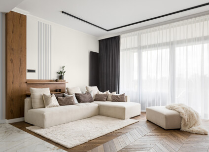 310188775-jasny-salon-z-drewnianymi-lamelami-C77-C30