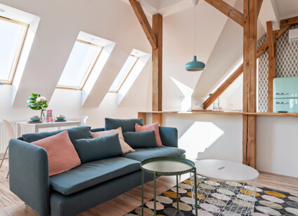 284731336-bialy-pokoju-ze-skosami-i-niebieska-sofa-C45-v2