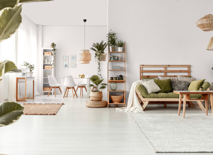 220403927-salon-z-jadolnia-z-zdrwnianymi-meblami-KL04