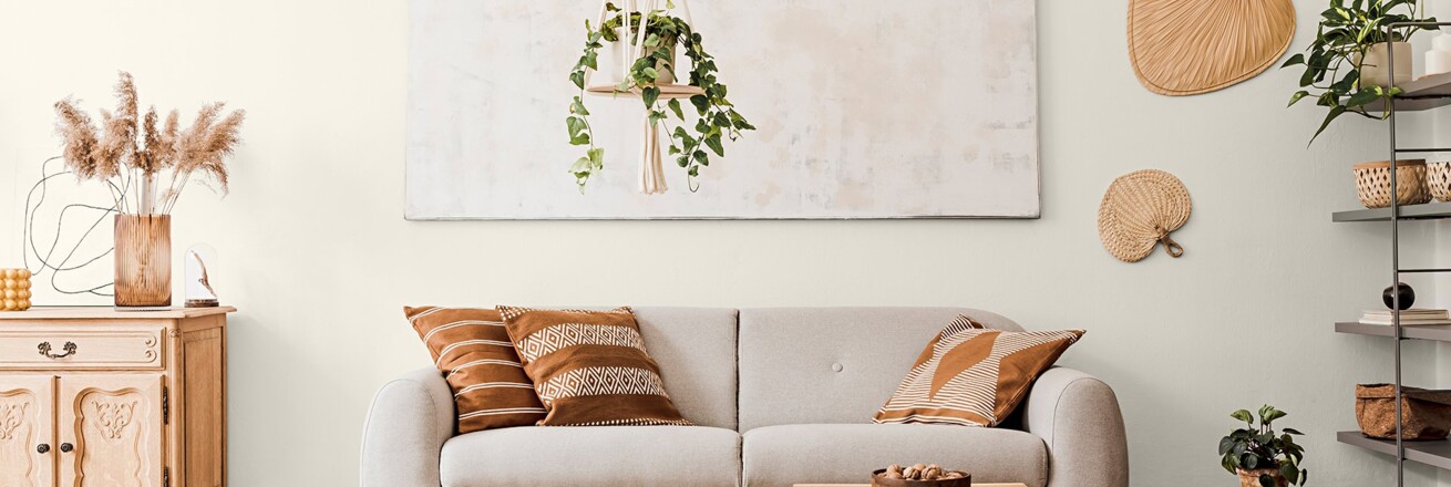 Pomysł na salon w stylu naturalnym. Na ścianie farba MAGNAT Ceramic w kolorze C78 Tajemniczy Kalcyt.