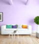 fioletowe-sciany-i-sufit-w-salonie
