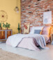 sypialnia-w-stylu-vintage-ze-sciana-w-kolorze-moc-jadeitu