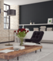 Nowoczesny salon z ciemno szarą ścianą i ceglaną ścianą