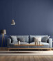 596525088-ciemne-sciany-i-szara-sofa-w-salonie-C67