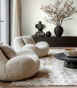 1027961364-salon-z-duzymi-pufami-i-czarnymi-dodatkami-C62