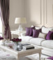 812597215-klasyczny-salon-z-biala-sofa-i-fioletowymi-dodatkami-C2