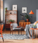Salon w stylu vintage z szarymi ścianami w kolorze RAL 7043 i akcentami pomarańczowymi