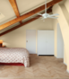 Sypialnia z ł&oacute;żkiem małżeńskim na poddaszu, ściany w kolorze (S0507-Y20R)