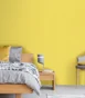 sypialnia-jasnozolte-sciany-s0550-g90y-lozko-fotel-s0550-g90y