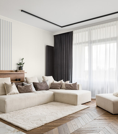 310188775-jasny-salon-z-drewnianymi-lamelami-C77-C30