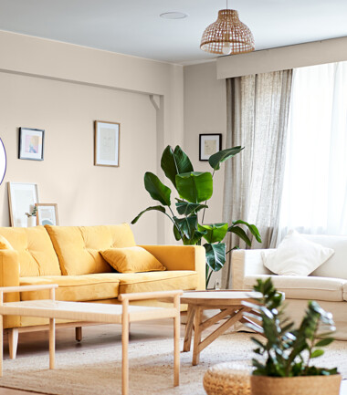 489761449-salon-z-zolta-i-biala-sofa-C2