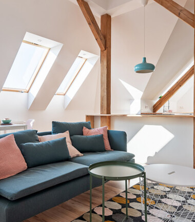 284731336-bialy-pokoju-ze-skosami-i-niebieska-sofa-C45-v2