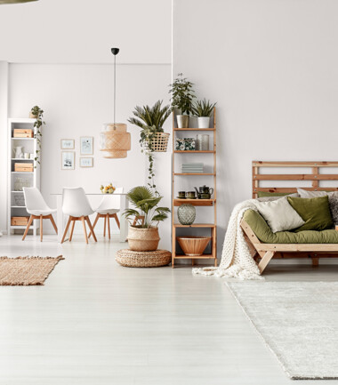 220403927-salon-z-jadolnia-z-zdrwnianymi-meblami-KL04