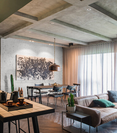 188348442-otwarty-salon-z-jadalnia-w-stylu-industrialnym-C70