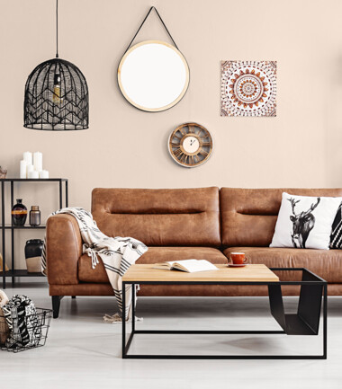 231639513-salon-z-brazowa-sofa-i-metalowymi-meblami-KL35