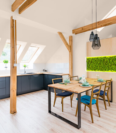 228113540-kuchnia-i-salon-ze-skosem-C79