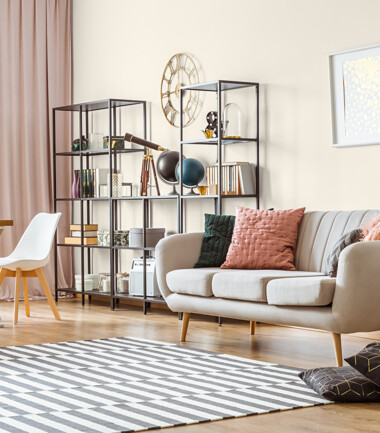 189633375-salon-z-jasna-sofa-i-drewniana-podloga-C48