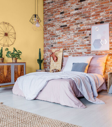 sypialnia-w-stylu-vintage-ze-sciana-w-kolorze-moc-jadeitu