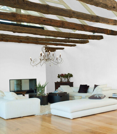 bialy-salon-z-drewnianymi-stropami
