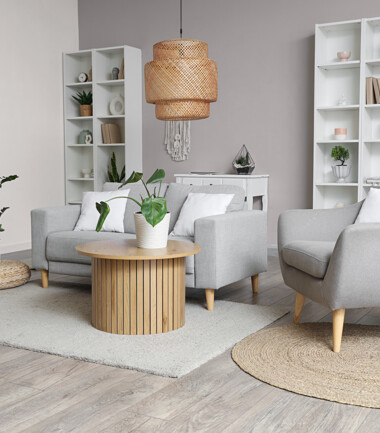 1149500337-szary-salon-z-drewnianym-stolikiem-i-wiklinowa-lampa-KL18-KL17
