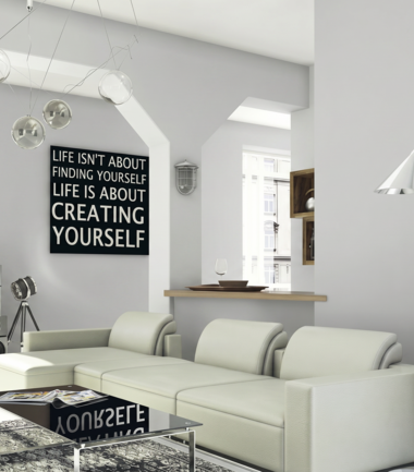 Salon z jasnym szarym kolorem ścian C29 szary piryt, nowoczesne wnętrze z dużą kanapą i eleganckimi dodatkami.