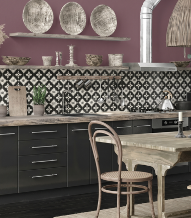 Rustykalna kuchnia z elementami boho, ściana w kolorze S5030-R30B (brudny r&oacute;ż)