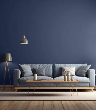 596525088-ciemne-sciany-i-szara-sofa-w-salonie-C67