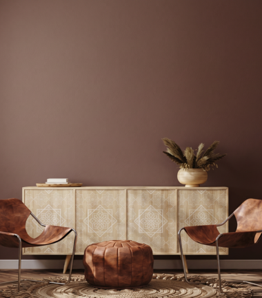 Salon w stylu boho z brązowymi ścianami S5540-Y90R i drewnianymi meblami.