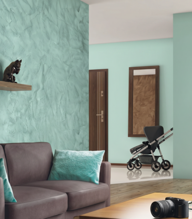Salon &ndash; wnętrze z pomalowaną ścianą w kolorze C38 szmaragdowa toń