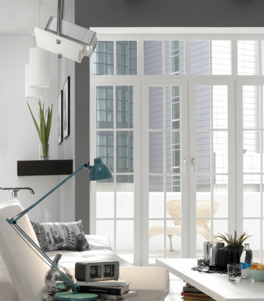 nowoczesny-salon-biela-szary-piryt
