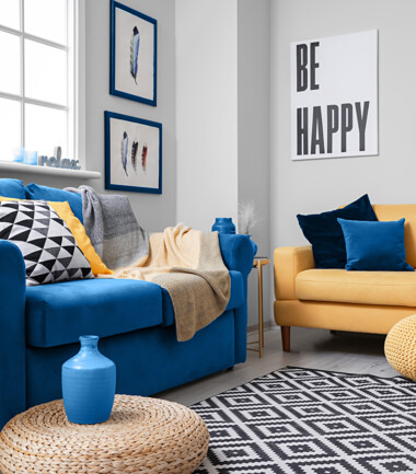328484698-pokoj-niebieska-sofa-zolty-fotel-C29