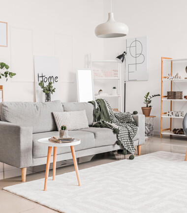 371926762-jasny-salon-wiklinowy-kapelusz-na-scianie-KL04
