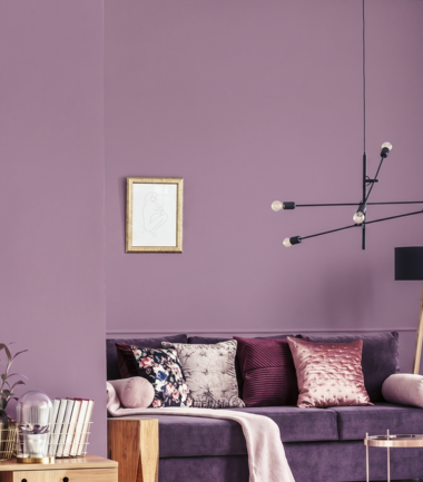 Salon w stylu eklektycznym z fioletową kanapą i ścianą w kolorze lila (S3030-R40B)
