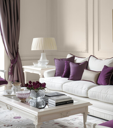 812597215-klasyczny-salon-z-biala-sofa-i-fioletowymi-dodatkami-C2