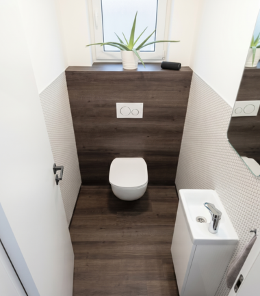 Salon – wnętrze z pomalowaną ścianą w kolorze B5 czysta biel