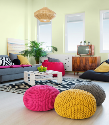 Nowoczesny salon w stylu boho z meblami z palet i zielono-ż&oacute;łtymi ścianami S0510-G90Y