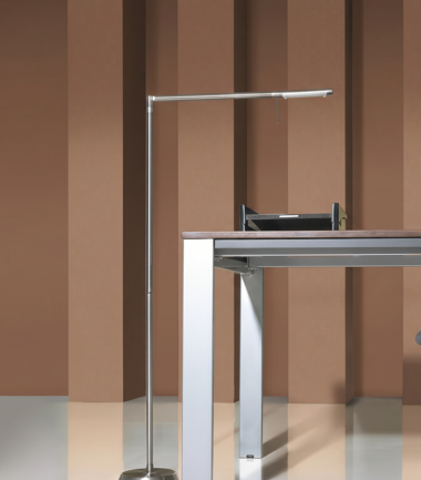 Biuro z biurkiem i laptopem oraz designerską lampą podłogową  w kolorze terakoty z elementami 3D (S6020-Y60R)