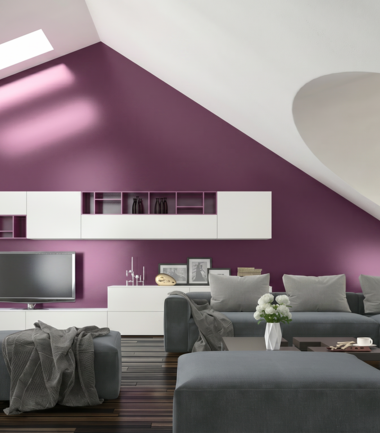 Salon w nowoczesnym stylu ze ścianą pomalowaną w kolorze śliwkowym