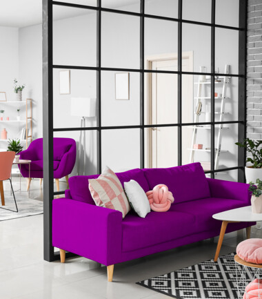 501035173-kolor-jagodowy-w-loftowym-salonie-C30-C45