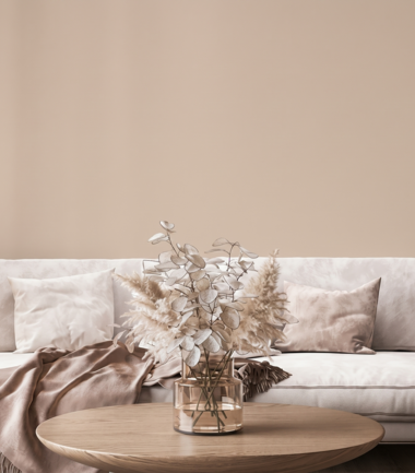 Jasny salon z beżową ścianą S2010-Y50R i kremową sofą w stylu boho