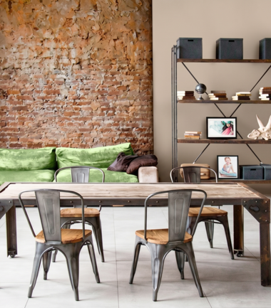 Salon w stylu industrialnym z sofą w zielonym kolorze i ścianą w odcieniu beżowo-brązowym S2010-Y50R