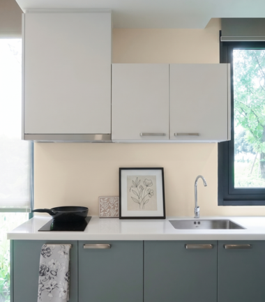 kuchnia-szafki-morskie-kremowe-sciany-s0505-y50r