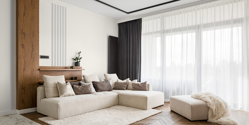310188775-jasny-salon-z-drewnianymi-lamelami-C77-C30