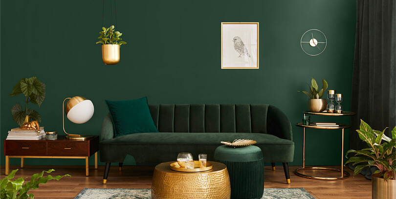 399733867-salon-z-zielona-sciana-w-stylu-modern-classic-C80